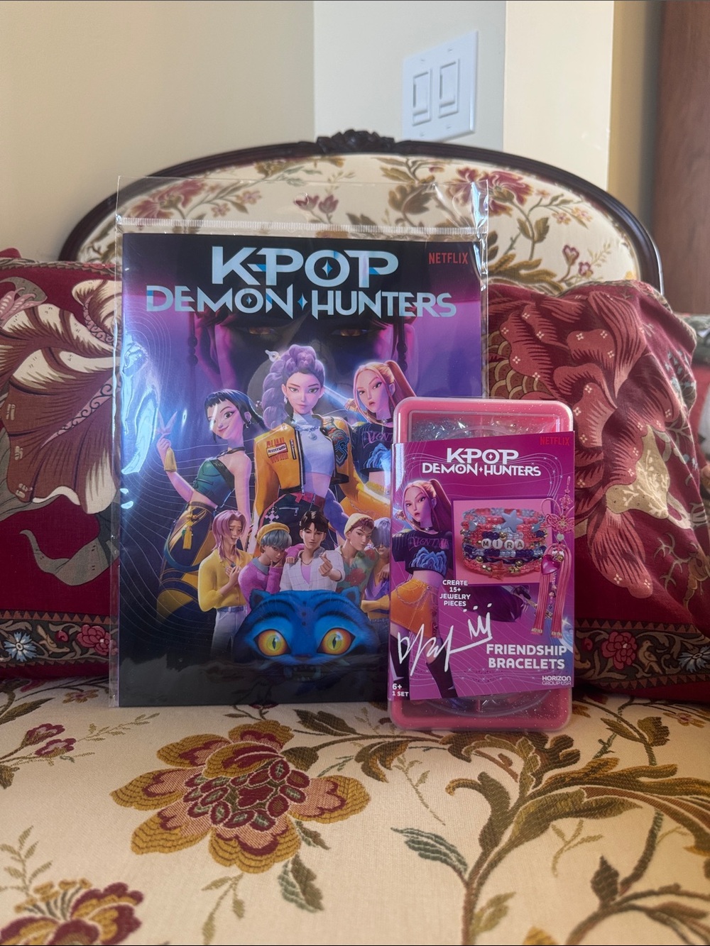 K-POP Demon Hunters Collectible Set with Friendship Bracelet Tin - Pink & Purple